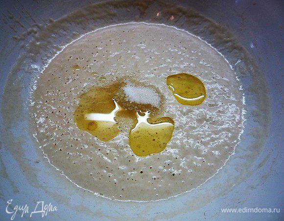 В подошедшую опару добавляем сахар, соль, подсолнечное масло, вливаем подошедшие дрожжи, хорошо перемешиваем.