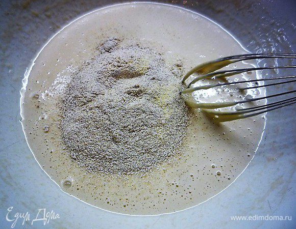 Добавляем порциями муку с манной крупой, перемешиваем.