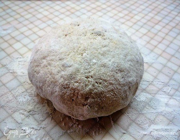 Вымешиваем тесто на столе, пока оно не станет гладким. Смазываем подсолнечным маслом, перекладываем в чашку и даем тесту подойти 1 час, накрыв кухонным полотенцем или пищевой пленкой.