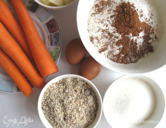 Морковь почистить. Фундук измельчить в блендере в грубоватую среднюю крошку. В муку добавить пекарский порошок, корицу, соль. 
