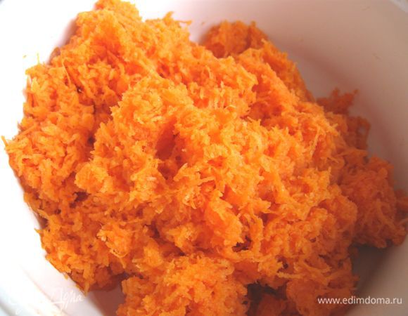 Морковь  натереть на мелкой терке. 