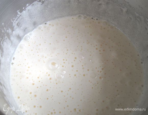Взбить яйца с сахаром до светлого цвета.