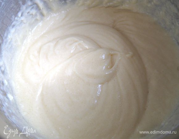 Добавить сливочное масло, растительное масло (у меня здесь оливковое), ванильный экстракт, взбить миксером  до однородной текстуры.
