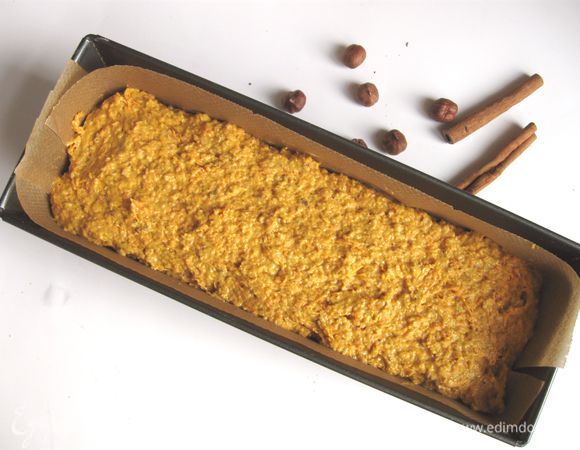 Застелить прямоугольную форму пекарской бумагой (дно и борта). Выложить массу  в  форму, поставить в духовку на  50-55 минут, уменьшив при этом  температуру в духовке до 170°С. Если у вас духовка с конвекцией, то температура во время выпечки может быть ниже на 10°С. Через 40-45 минут после начала выпечки проверить готовность кекса с помощью тонкой деревянной палочки. Подержать кекс в выключенной духовке минут 5.