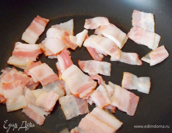 Часто так бывает, что не все члены семьи держат пост. Прекрасным дополнением к супу-пюре будет обжаренный на сухой сковороде бекон.