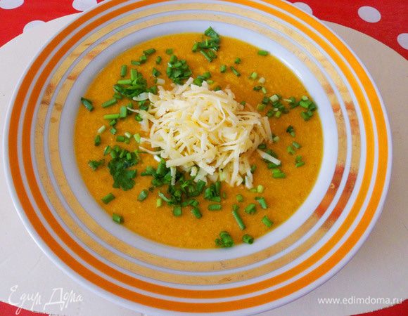 Тарелка супа-пюре с зеленью и натертым сыром для моего мужа.
