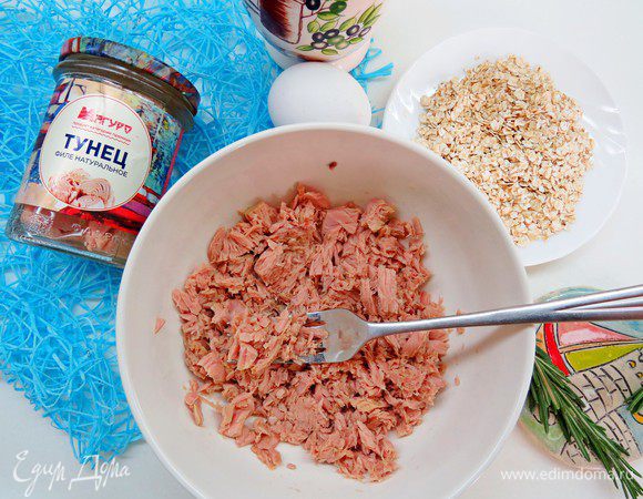 C тунца ТМ «Магуро» слить жидкость, положить в миску и немного размять вилкой.