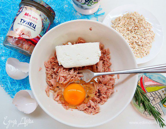 Добавить творог (лучше однородный без крупинок), яйцо, перемешать. 