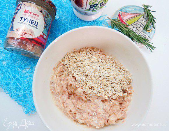 Добавить овсяные хлопья, перемешать. Тесто должно получиться гуще, чем на оладьи. 