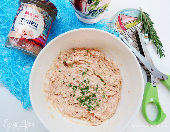 Я дополнительно добавила маленькую веточку розмарина, предварительно измельчив ее. Если не любите розмарин, можно не добавлять. Соль я в данные лепешки не добавляю, мне хватает солености от самого тунца.
Дать тесту постоять минут 10.