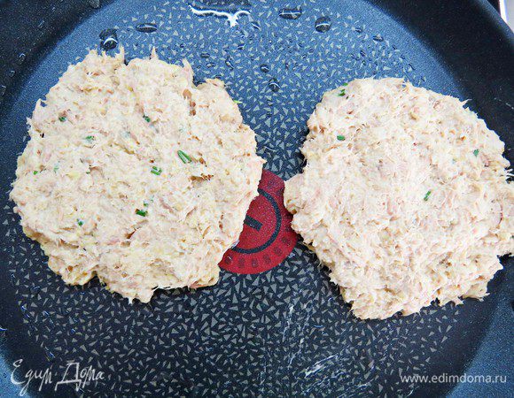 На сковороде разогреть масло, выложить лепешки (из этого кол-ва получится 4 лепешки), обжарить на среднем огне по 3-4 минуты с каждой стороны. 