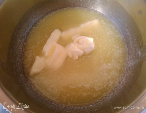 Предварительно растопить сливочное масло и дать слегка остыть.