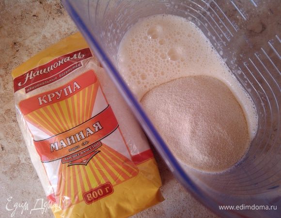 Далее во взбитые яйца добавить манную крупу ТМ «Националь» и хорошо перемешать.