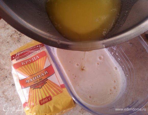 Далее влить растопленное сливочное масло и перемешать.