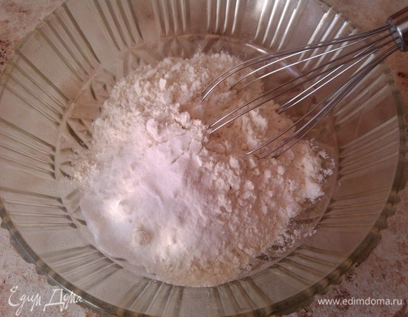 Муку смешать с содой и солью.
