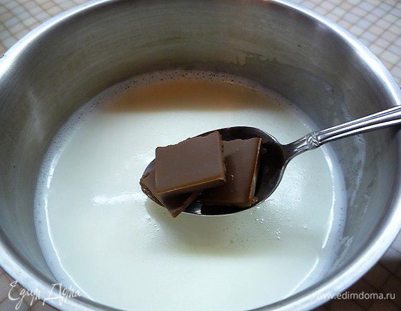 В кастрюлю наливаем молоко, доводим до кипения на среднем огне. Шоколад ломаем кусочками и добавляем в горячее молоко. Оставим кусочек шоколада для украшения готового мусса. Все хорошо перемешиваем, чтобы шоколад полностью растворился.