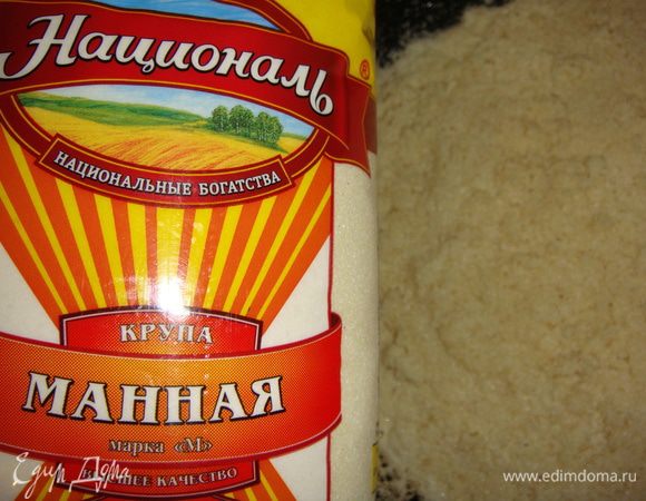 В сковороде нагреть подсолнечное масло. Всыпать манную крупу ТМ «Националь». Постоянно помешивая, обжарить крупу.