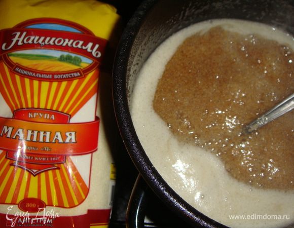 В кастрюлю влить воду и всыпать сахар. Довести до кипения и варить 10 минут. Всыпать обжаренную манку и варить, постоянно помешивая, в течение 10 минут. Лучше взять ложку с длинной ручкой, т. к. из кастрюли периодически вылетают горячие брызги. Будьте аккуратней, не обожгитесь!