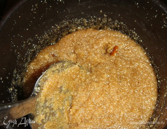 Варим смесь, постоянно помешивая, до тех пор, пока она не станет отходить от стенок кастрюли. У меня ушло на это 20 минут.