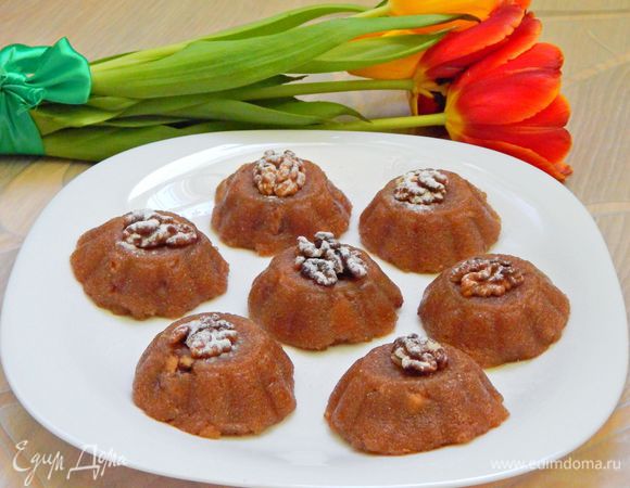 Вынуть десерт из формочек, выложить на блюдо, сверху положить по половинке грецкого орешка и посыпать сахарной пудрой. Подавать к чаю или кофе. Приятного аппетита!