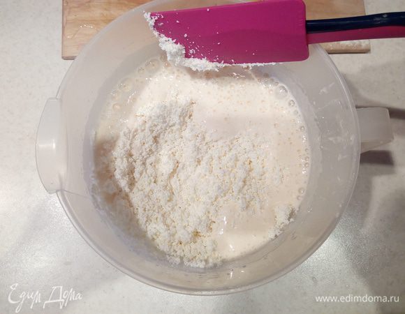Творог протереть через сито. Добавить к взбитой яичной смеси и перемешать.