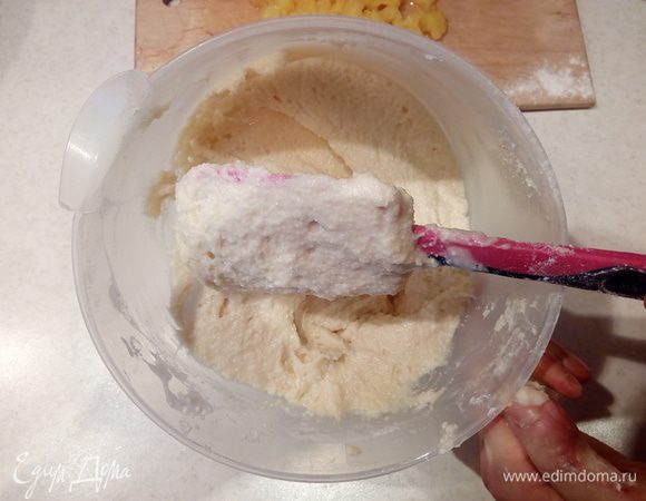 Добавить просеянную муку, перемешанную с солью и разрыхлителем, в 2-3 приема. 