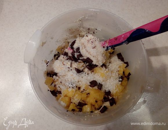 Добавить кокосовую стружку, 150 г нарезанных кубиком ананасов и порубленный шоколад.
