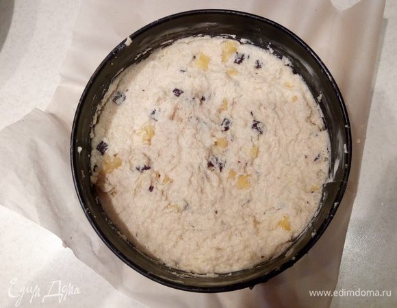 Выложить тесто в смазанную сливочным маслом форму (у меня разъемная 22 см). Разровнять. 