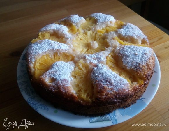 Готовый пирог при желании присыпать сахарной пудрой.