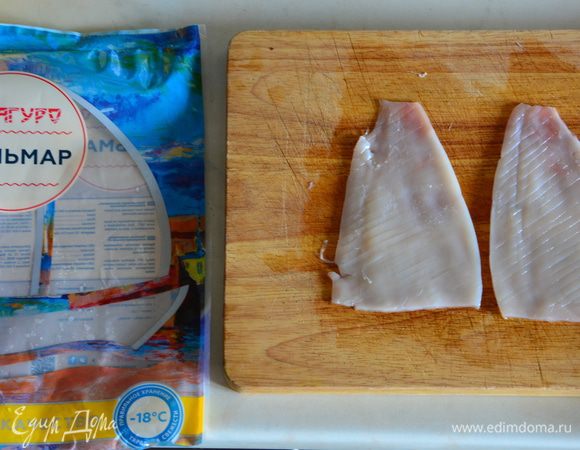 Сделать тонкие надрезы пол углом 45 градусов по всей длине куска.