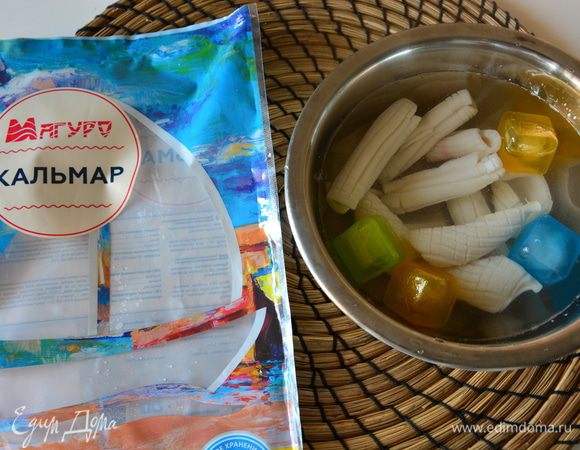 Приготовить миску с холодной водой. Вскипятить воду, партиями забрасывать кусочки кальмаров в кипящую воду, они сразу же свернутся. Переместить их в холодную воду, и вы увидите получившийся рисунок.