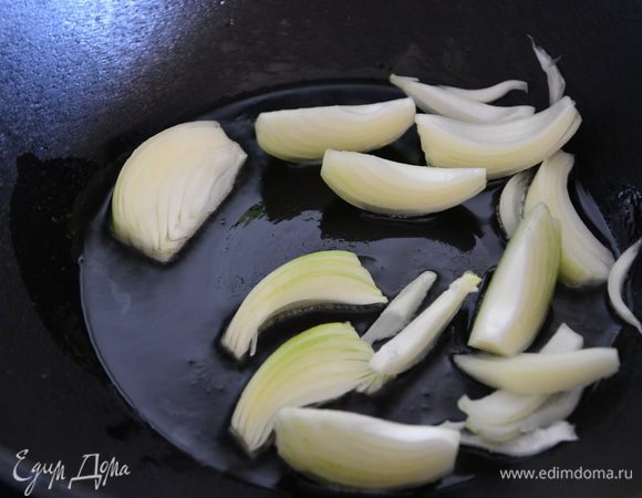 На раскаленном масле слегка обжарить лук.