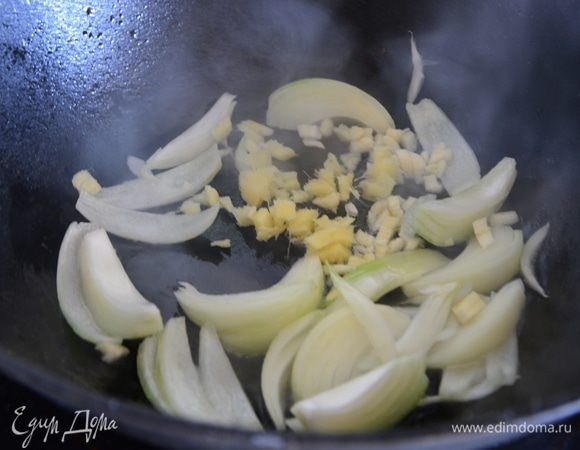 Добавить чеснок и имбирь.