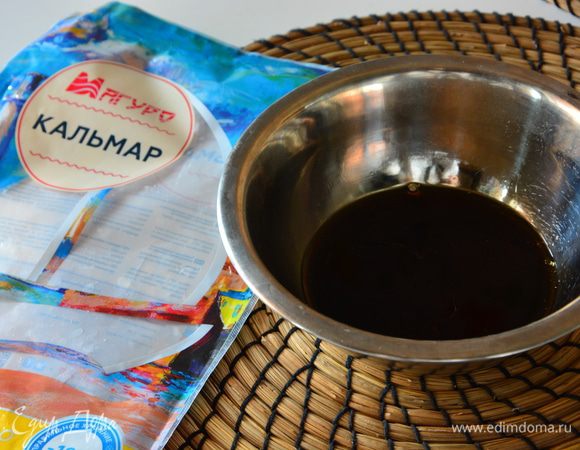 Смешать все ингредиенты для соуса: соевый соус, острый соус, вино, льняное масло, перец.