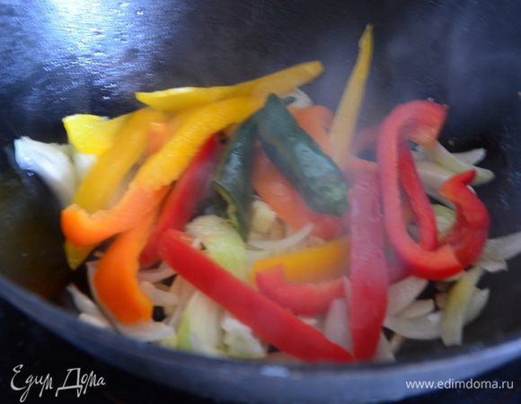 Добавить перцы, перемешать.