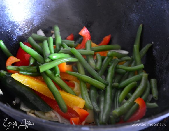 Добавить фасоль, перемешать.
