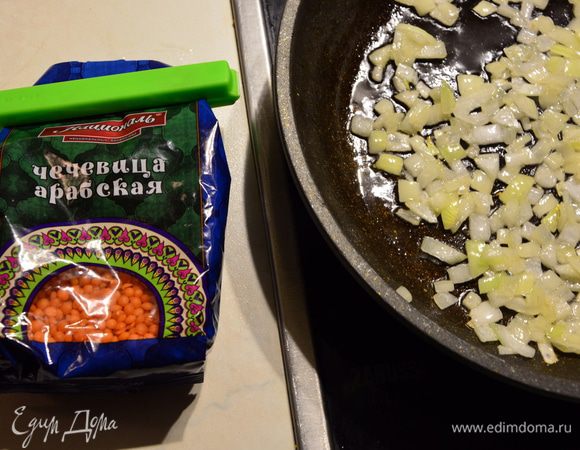 1 луковицу мелко нарезать и пассеровать на растительном масле в сковороде.