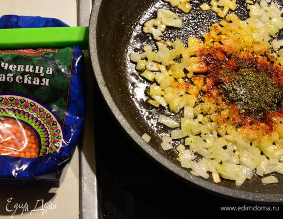 Добавить паприку, соль, сушеную мяту, перемешать.