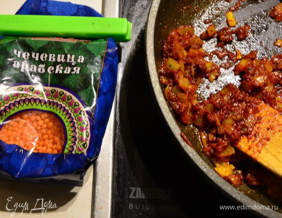 Добавить томатную пасту, перемешать. Жарить 1-2 минуты. Влить полстакана воды и тушить 2-3 минуты.