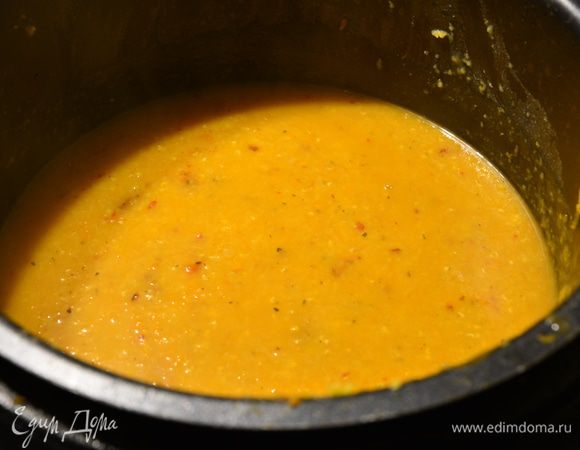 Чечевицу ТМ «Националь» промыть, залить 4 стакана воды, положить 1 луковицу, натереть на мелкой терке морковь и готовить в режиме «Варка» 15 минут. Добавить томатный соус, досолить, варить в режиме «Варка» еще 4-5 минут.