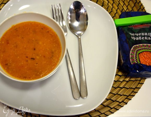 Подавать немедленно. Приятного аппетита!
Чечевица, как и все бобовые, на второй день становится насыщенней и вкуснее.