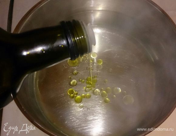 В подсоленную воду добавляем ложку оливкового масла.