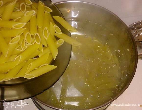 Отправляем туда пасту и варим до указанного времени на пачке.