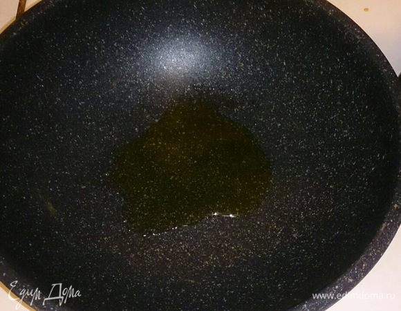 Тем временем делаем соус, разогреваем пару ложек оливкового масла в сотейнике.