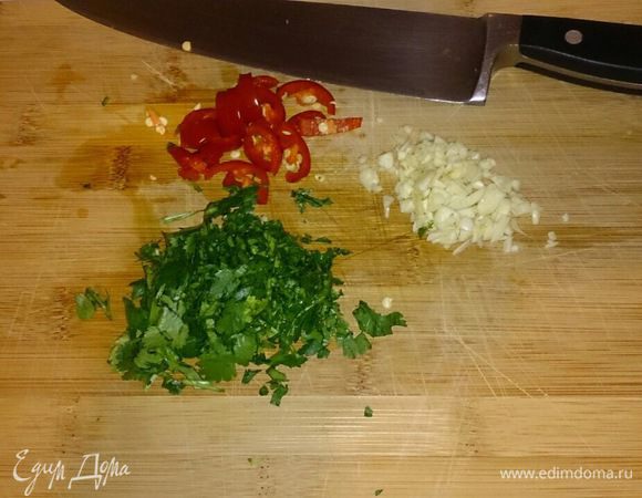 Рубим петрушку, чеснок и чили.