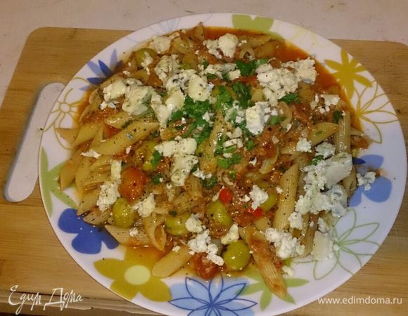 Подаем немедленно, раскрошив крупно голубой сыр, посыпав рубленой петрушкой, чесноком, молотым перцем и сбрызнув оливковым маслом. Получилось просто потрясающе. Приятного всем аппетита, готовьте с удовольствием!