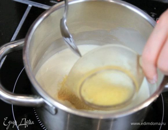 Нагреть молоко со сливками, всыпать кускус ТМ «Националь», накрыть крышкой и оставить на 5 минут.