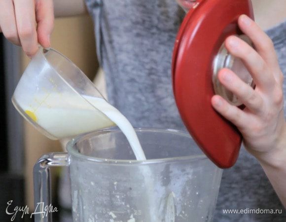 Добавить молоко (160 мл) и взбить еще раз. Разделить массу на две равные части.