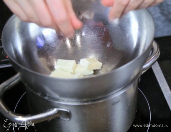 Растопить белый шоколад на водяной бане.