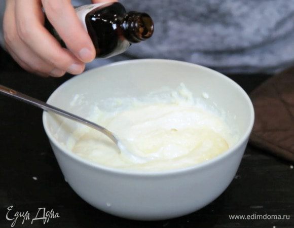 В одну часть примешать растопленный белый шоколад и мятный экстракт.